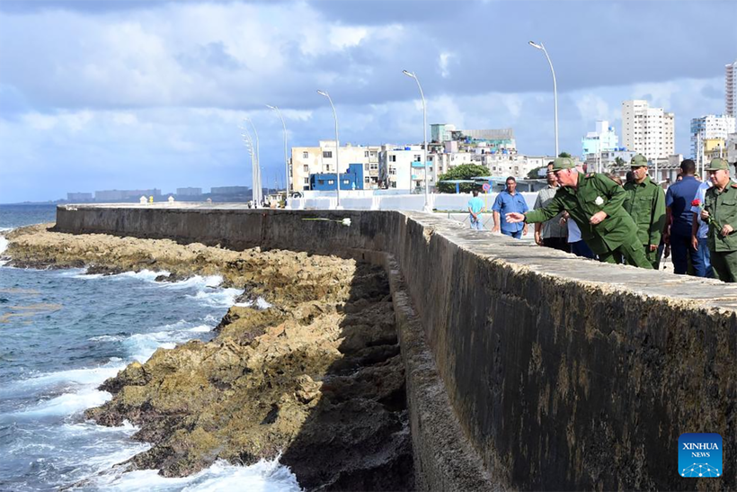 Chủ tịch Cuba Miguel Diaz-Canel thả hoa xuống biển trong buổi lễ tưởng niệm Tư lệnh Camilo Cienfuegos tại Thủ đô Havana ngày 28/10/2025.
