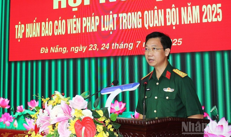 Đại tá Phạm Đức Hoài, Phó Cục trưởng Cục Pháp chế (Bộ Quốc phòng) phát biểu khai mạc hội nghị. (Ảnh: ĐÌNH TĂNG)