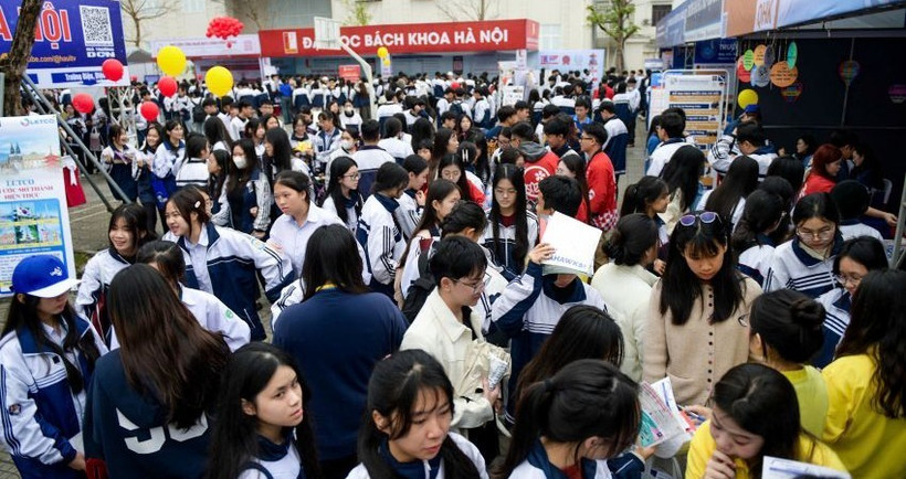 Hàng nghìn học sinh đội mưa đến tham gia chương trình trong sáng 17/1.