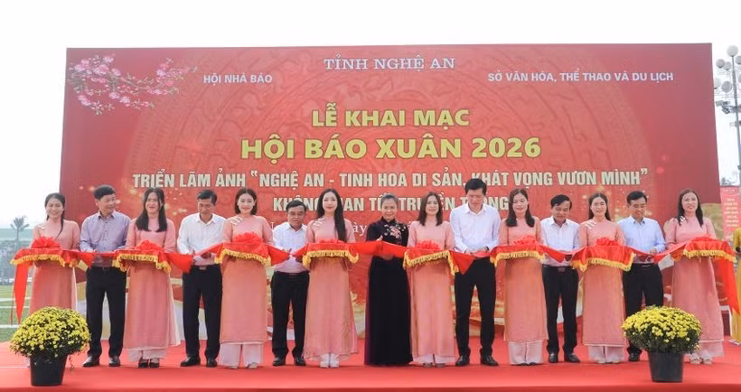 Các đại biểu cắt băng khai mạc Hội Báo Xuân Bính Ngọ 2026.