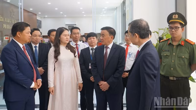 Đồng chí Trần Cẩm Tú, Thường trực Ban Bí thư tìm hiểu, lắng nghe cán bộ cơ sở ở Đà Nẵng nói về công tác vận hành hệ thống chính quyền cơ sở mới. (Ảnh: ĐÌNH TĂNG)