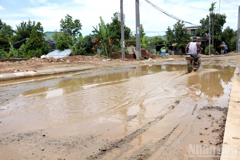 Sau nhiều năm triển khai, dự án đường Nam Cao nối dài vẫn thi công cầm chừng, gây ảnh hưởng lớn đến người dân và người tham gia giao thông. (Ảnh: ĐÌNH TĂNG)