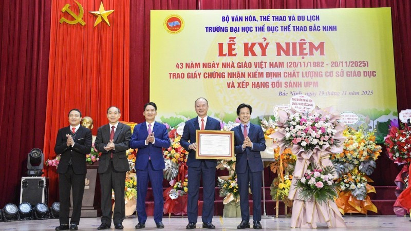 Đại diện lãnh đạo Trung tâm Kiểm định chất lượng giáo dục-Đại học Quốc gia Hà Nội trao chứng nhận kiểm định chất lượng giáo dục cho Trường đại học Thể dục thể thao Bắc Ninh.