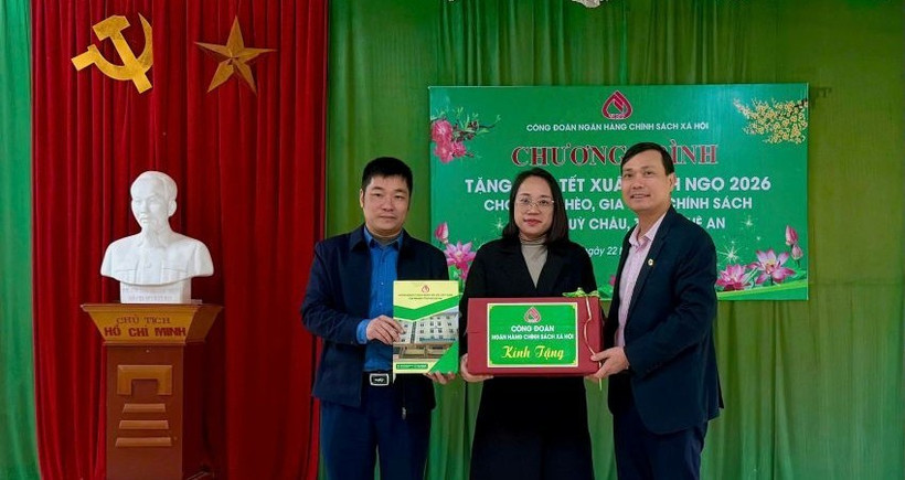 Đại diện Công đoàn Ngân hàng Chính sách xã hội Việt Nam trao tặng quà Tết cho người dân xã Quỳ Châu.