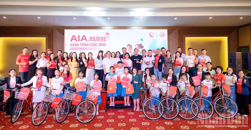 AIA Việt Nam trao tặng hơn 140 chiếc xe đạp và nhiều phần quà với tổng trị giá khoảng 360 triệu đồng cho các học sinh có hoàn cảnh khó khăn trên địa bàn tỉnh Quảng Nam. (Ảnh: ĐÌNH TĂNG)