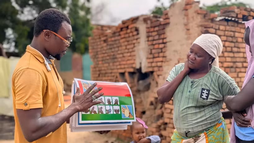 Nhân viên y tế cộng đồng tuyên truyền, hướng dẫn người dân nâng cao nhận thức về bệnh tả ở Adré, miền đông Cộng hòa Chad. (Ảnh: Unicef)