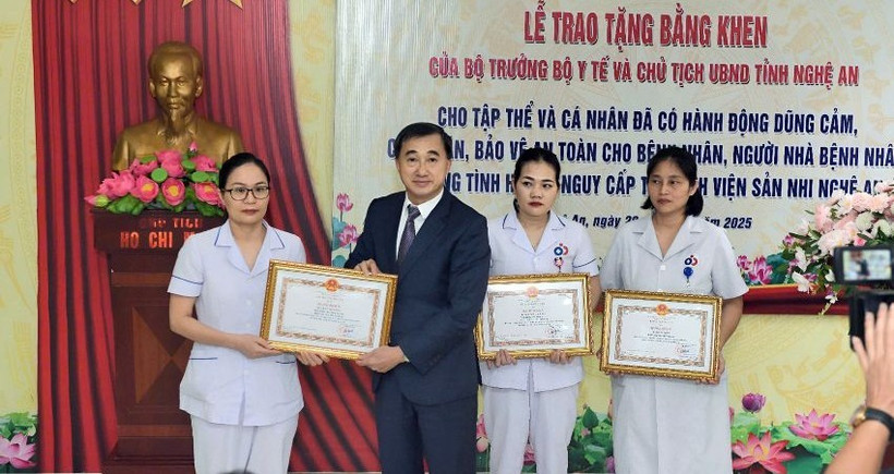 Giáo sư, Tiến sĩ Trần Văn Thuấn trao tặng Bằng khen của Bộ trưởng Y tế cho tập thể Khoa Sơ sinh và 2 điều dưỡng Trần Thị Hồng, Nguyễn Thị Hồng.