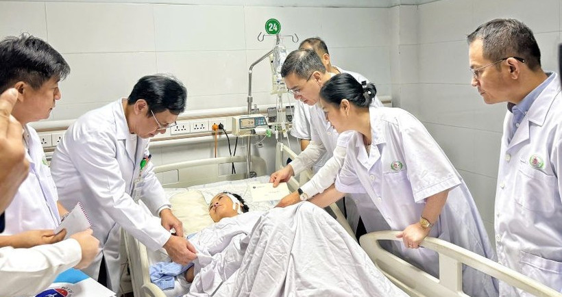 Đoàn công tác Bộ Y tế đã đến thăm, tặng quà cho điều dưỡng N.T.T.T. 