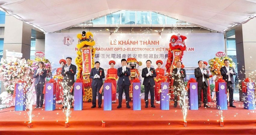 Các đồng chí lãnh đạo tỉnh Nghệ An và Tập đoàn Radiant Opto-Electronics cắt băng khánh thành Nhà máy Radiant Opto-Electronics Việt Nam Nghệ An.