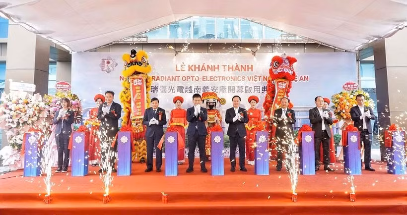Các đồng chí lãnh đạo tỉnh Nghệ An và Tập đoàn Radiant Opto-Electronics cắt băng khánh thành Nhà máy Radiant Opto-Electronics Việt Nam Nghệ An.