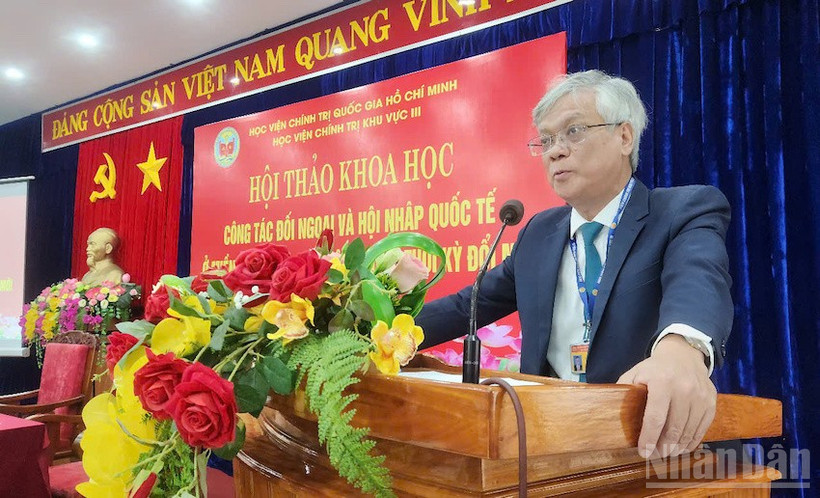 Phó Giáo sư, Tiến sĩ Lê Văn Đính, Phó Giám đốc Học viện Chính trị khu vực III phát biểu đề dẫn tại Hội thảo. (Ảnh: ĐÌNH TĂNG) 