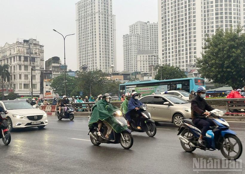 Dự báo khu vực Hà Nội có mưa vài nơi, sáng sớm có sương mù nhẹ. (Ảnh: Đ.T)