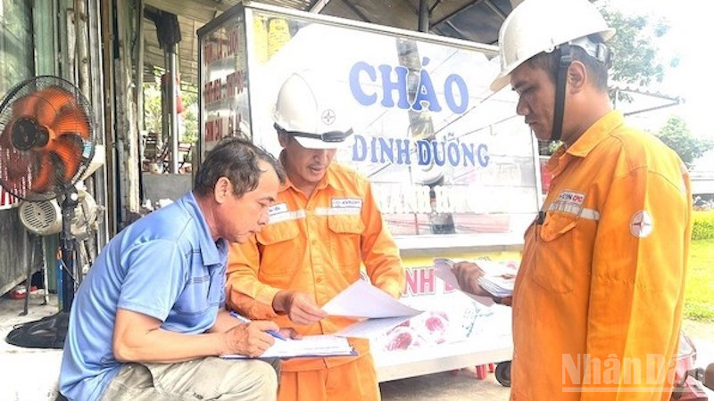 Đẩy mạnh tuyên truyền, hướng dẫn khách hàng cài đặt sử dụng các kênh thông báo chính thức của ngành điện để nắm bắt thông tin an toàn sử dụng điện. (Ảnh: ĐÌNH TĂNG)