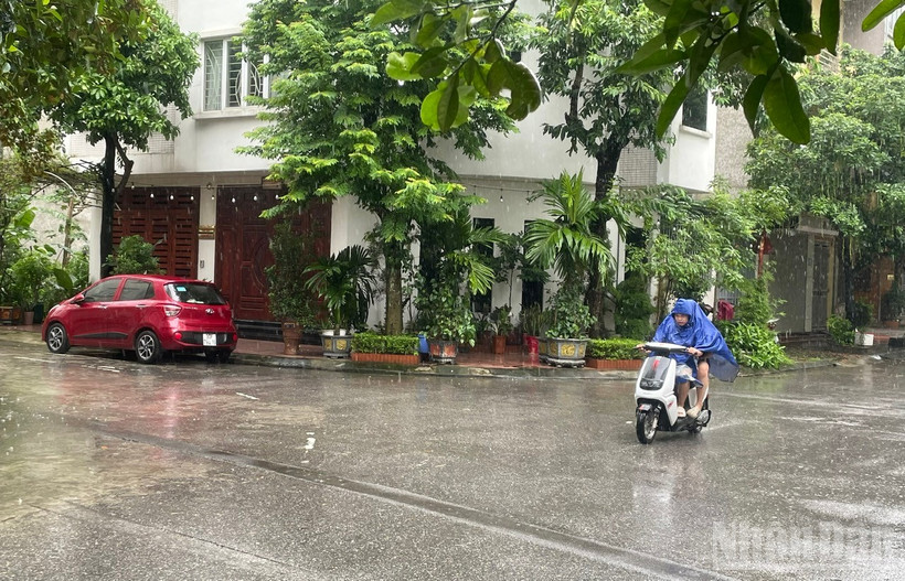 Hiện tại ở Phường Kiến Hưng, TP Hà Nội đang có mưa to. (Ảnh: Đ.T)