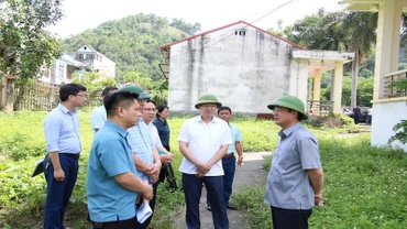 Lãnh đạo tỉnh Thái Nguyên kiểm tra hiện trạng cơ sở 2, trường Cao đẳng nghề Thái Nguyên. (Ảnh: TUẤN SƠN)