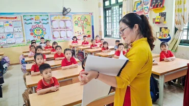 Dạy tiếng Việt cho trẻ là người dân tộc thiểu số trước khi vào lớp 1 tại Trường tiểu học Sông Cầu, phường Bắc Kạn. (Ảnh: Ánh Thùy).