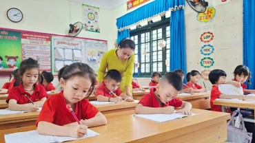 Dạy tiếng Việt cho trẻ là người dân tộc thiểu số trước khi vào lớp 1 tại Trường tiểu học Sông Cầu. (Ảnh: Ánh Thùy)