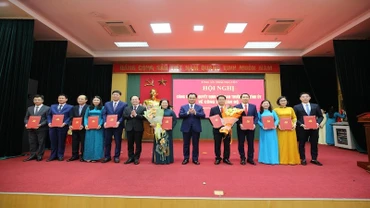 Lãnh đạo tỉnh Thái Nguyên tặng hoa chúc mừng các đồng chí được phân công giữ chức vụ lãnh đạo các Ban Xây dựng Đảng của Tỉnh uỷ. (Ảnh: HOÀNG ANH).