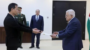 Đại sứ Nguyễn Nam Dương trình Thư ủy nhiệm của Chủ tịch nước Lương Cường lên Tổng thống Palestine Mahmoud Abbas. (Ảnh do Đại sứ quán Việt Nam tại Ả-rập Ai Cập cung cấp)