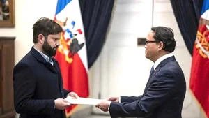 Đại sứ Nguyễn Việt Cường trình Quốc thư lên Tổng thống Cộng hòa Chile Gabriel Boric Font. (Ảnh: Đại sứ quán Việt Nam tại Chile)