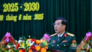 Đại tá Phạm Văn Đông, Chủ nhiệm Chính trị Quân khu 4 phát biểu chỉ đạo Đại hội.