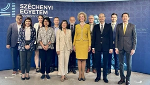 Đại sứ Bùi Lê Thái (thứ 2 từ phải sang) cùng với Đại sứ các nước ASEAN tại Hungary đã thăm và làm việc tại Trường đại học Győr. (Ảnh: Đại sứ quán Việt Nam tại Hungary)