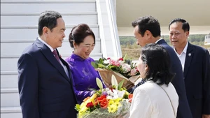 Chủ tịch Quốc hội Trần Thanh Mẫn và Phu nhân đến sân bay quốc tế Geneva, Thụy Sĩ. (Ảnh: Doãn Tấn/TTXVN)
