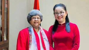 Đại sứ Trần Thị Thu Thìn chào xã giao Chủ tịch Quốc hội Mauritius Shirin Aumeeruddy-Cziffra. (Ảnh: Đại sứ quán Việt Nam tại Mozambique)