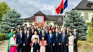 Chủ tịch Quốc hội Trần Thanh Mẫn, Phu nhân và Đoàn đại biểu cấp cao Việt Nam chụp ảnh cùng cán bộ, nhân viên các cơ quan đại diện Việt Nam và cộng đồng người Việt Nam tại Thụy Sĩ.