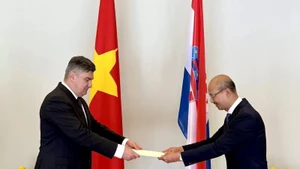 Đại sứ Việt Nam tại Croatia Bùi Lê Thái trình Thư ủy nhiệm của Chủ tịch nước Cộng hòa xã hội chủ nghĩa Việt Nam lên Tổng thống Cộng hòa Croatia Zoran Milanovíc. (Ảnh: Đại sứ quán Việt Nam tại Croatia)