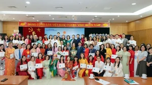 Ban tổ chức và các thầy cô giáo tham gia khóa tập huấn giảng dạy tiếng Việt cho giáo viên người Việt Nam ở nước ngoài năm 2025 chụp ảnh kỷ niệm. (Ảnh: KHÁNH LINH)