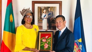 Đại sứ Vũ Trung Mỹ trao quà kỷ niệm tặng Toàn quyền Grenada, bà Cecile La Grenade. (Ảnh: Đại sứ quán Việt Nam tại Venezuela)