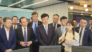 Đoàn công tác tham quan Khu không gian Công nghệ cao AI và Robot tại Thung lũng Công nghệ cao Pangyo. (Ảnh: Hiệp hội Doanh nhân và Đầu tư Việt Nam-Hàn Quốc)