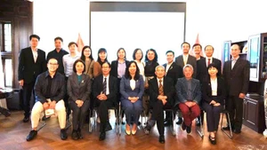 Thứ trưởng Ngoại giao Lê Thị Thu Hằng chụp ảnh kỷ niệm với các đại biểu kiều bào Việt Nam tại Đan Mạch (Ảnh: Ủy ban Nhà nước về người Việt Nam ở nước ngoài)
