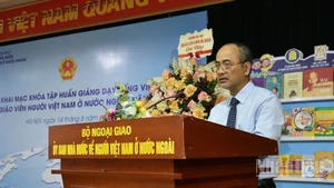 Ông Nguyễn Trung Kiên - Chủ nhiệm Ủy ban Nhà nước về người Việt Nam ở nước ngoài phát biểu khai mạc khóa học. 