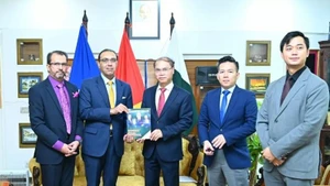 Ông Ushman Shaukat – Chủ tịch Phòng Thương mại và Công nghiệp thành phố Rawalpindi trao sách tặng Đại sứ Phạm Anh Tuấn. (Ảnh: Đại sứ quán Việt Nam tại Pakistan)