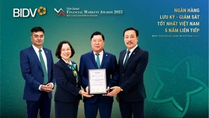 Đại diện BIDV lên nhận giải thưởng.