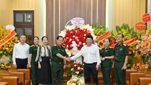 Phó Tổng Biên tập Báo Nhân Dân Quế Đình Nguyên tiếp đoàn đại biểu Sư đoàn 325, Quân đoàn 12 đến thăm, chúc mừng toàn thể cán bộ, phóng viên, biên tập viên Báo Nhân Dân nhân kỷ niệm 100 năm Ngày Báo chí Cách mạng Việt Nam.