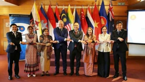 Thứ trưởng Ngoại giao Grahame Morton, Đại diện Chính phủ New Zealand, chụp ảnh lưu niệm với Ủy ban ASEAN tại Wellington. (Ảnh: Đại sứ quán Việt Nam tại New Zealand)
