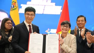 Giáo sư, Tiến sĩ Từ Minh Phương, Chủ tịch Hội đồng Học viện Công nghệ Bưu chính Viễn thông và bà Gabriela Jiménez Ramírez, Phó Tổng thống kiêm Bộ trưởng Khoa học và Công nghệ, Hiệu trưởng Đại học Khoa học quốc gia Venezuela ký Bản ghi nhớ hợp tác. (Ảnh: Đại sứ quán Việt Nam tại Venezuela)