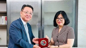 Tổng lãnh sự Việt Nam tại Busan Đoàn Phương Lan và ông Chang Ho Ick, Chủ tịch Hội Những người yêu Việt Nam tại Hàn Quốc. (Ảnh: Tổng lãnh sự quán Việt Nam tại Busan, Hàn Quốc)