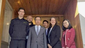Đại sứ Phạm Hùng Tâm và bà Lynn Bell, Đại sứ chống buôn người và tội phạm xuyên quốc gia của Australia (thứ hai từ phải sang) và các thành viên tham dự buổi làm việc (Ảnh: Đại sứ quán Việt Nam tại Australia)