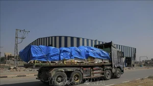 Xe tải chở hàng viện trợ tại miền Trung Dải Gaza. (Ảnh tư liệu: AFP/TTXVN)