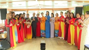 Các đại biểu tham dự buổi gặp chụp ảnh kỷ niệm. (Ảnh: Hội Liên hiệp Phụ nữ Việt Nam tại Cộng hòa Liên bang Đức)