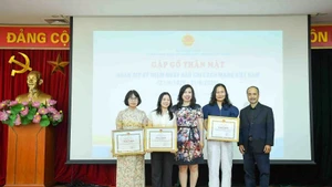 Thứ trưởng Ngoại giao Lê Thị Thu Hằng và Chủ nhiệm Ủy ban Nhà nước về người Việt Nam tại nước ngoài Nguyễn Trung Kiên trao tặng Bằng khen của Bộ trưởng Bộ Ngoại giao cho các tập thể và cá nhân có thành tích trong việc xây dựng, phát triển cộng đồng người Việt Nam ở nước ngoài và các hoạt động hướng về quê hương đất nước. (Ảnh: KHÁNH LAN)