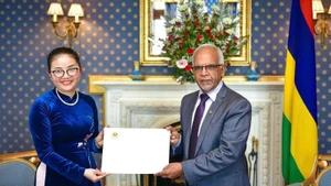 Đại sứ Trần Thị Thu Thìn đã trình Thư ủy nhiệm lên Tổng thống Cộng hòa Mauritius Dharambeer Gokhool. (Ảnh: Đại sứ quán Việt Nam tại Mozambique)