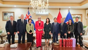 Toàn quyền Australia Sam Mostyn (áo đỏ) chụp ảnh cùng Đại sứ Phạm Hùng Tâm và Tổng lãnh sự Việt Nam tại thành phố Sydney và thành phố Perth. (Ảnh: Đại sứ Việt Nam tại Australia)
