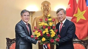 Đại sứ Lào tại Cuba Vanhtha Sengmeuang chúc mừng Đại sứ Lê Quang Long nhân kỷ niệm 80 năm Quốc khánh nước Cộng hòa Xã hội chủ nghĩa Việt Nam. (Ảnh: Đại sứ quán Việt Nam tại Cuba) 