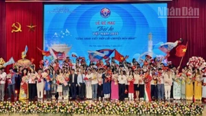 Các đại biểu tham dự Lễ bế mạc Trại hè Việt Nam 2025 chụp ảnh kỷ niệm.