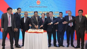 Các đại biểu tham gia cắt bánh mừng kỷ niệm 80 năm Quốc khánh nước Cộng hòa Xã hội chủ nghĩa Việt Nam. (Ảnh: Đại sứ quán Việt Nam tại Pakistan)